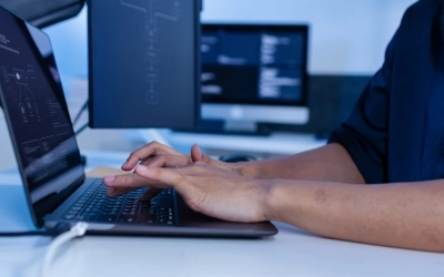 Utvecklare bygger backend och API-integration för mobilapp