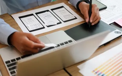 Designer skapar wireframes och UX-design för mobilapp